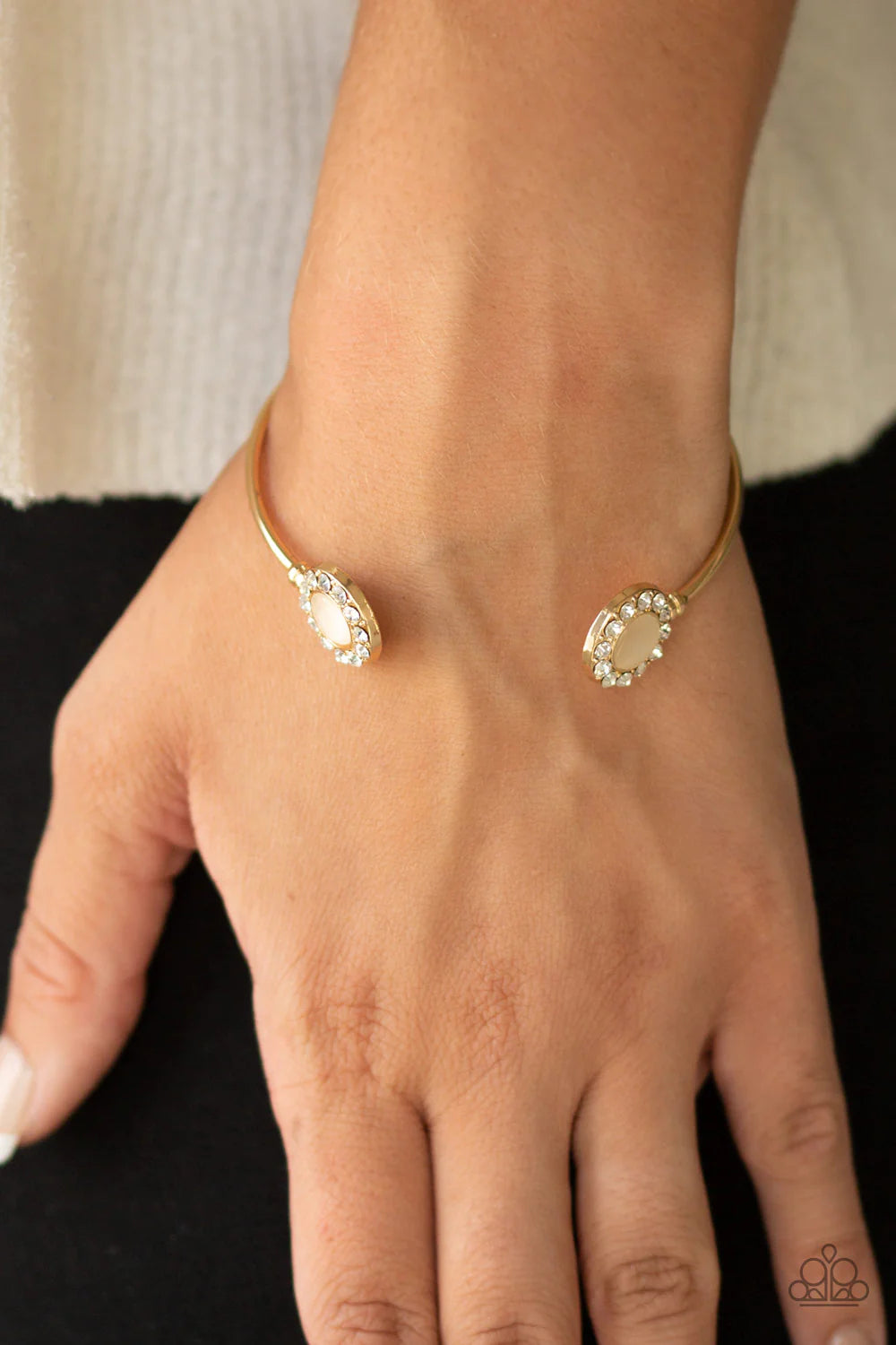 Paparazzi ♥ Instant Illumination - Gold ♥ Cuff Bracelet