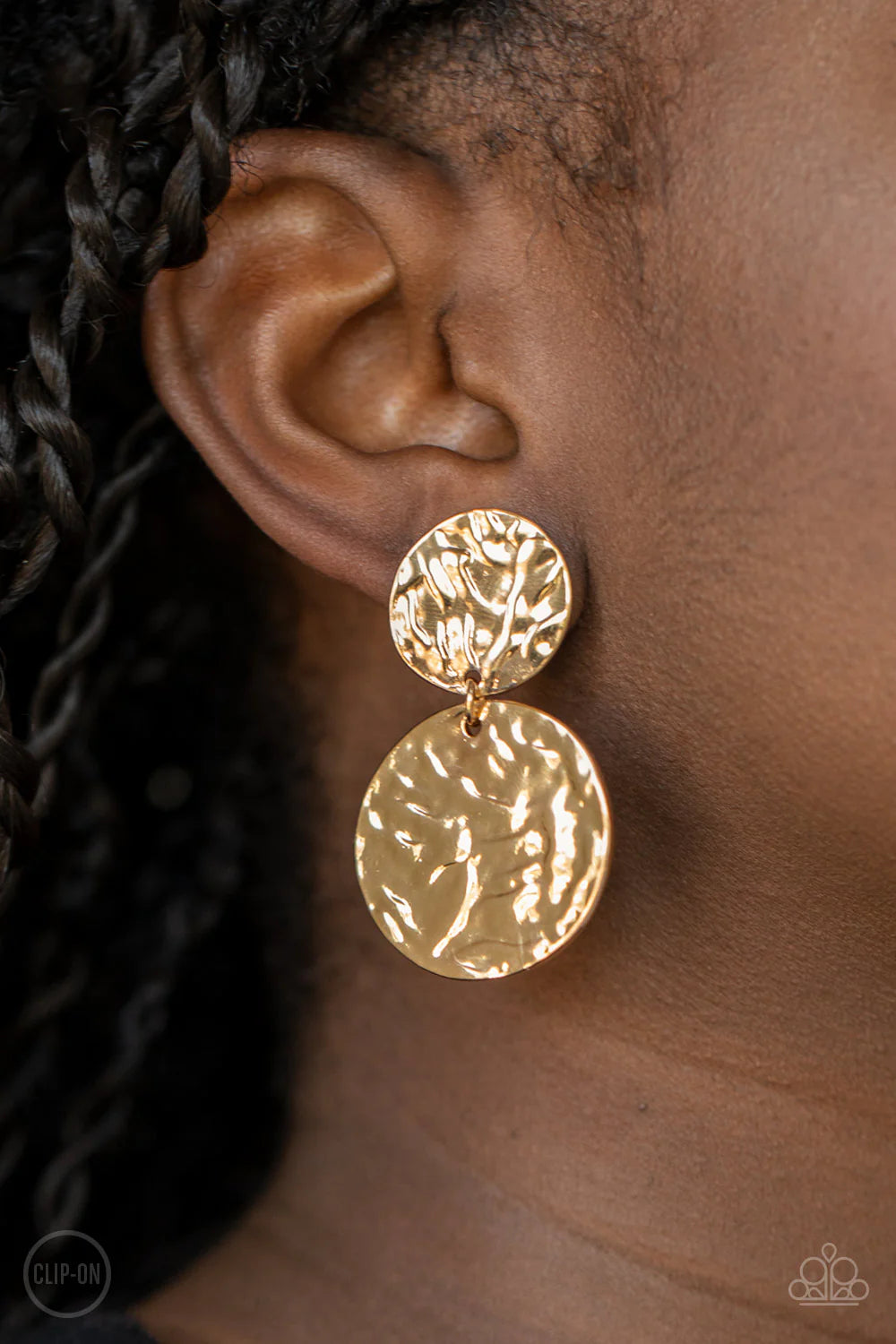 Paparazzi ♥ Relic Ripple - Gold ♥ Clip-On